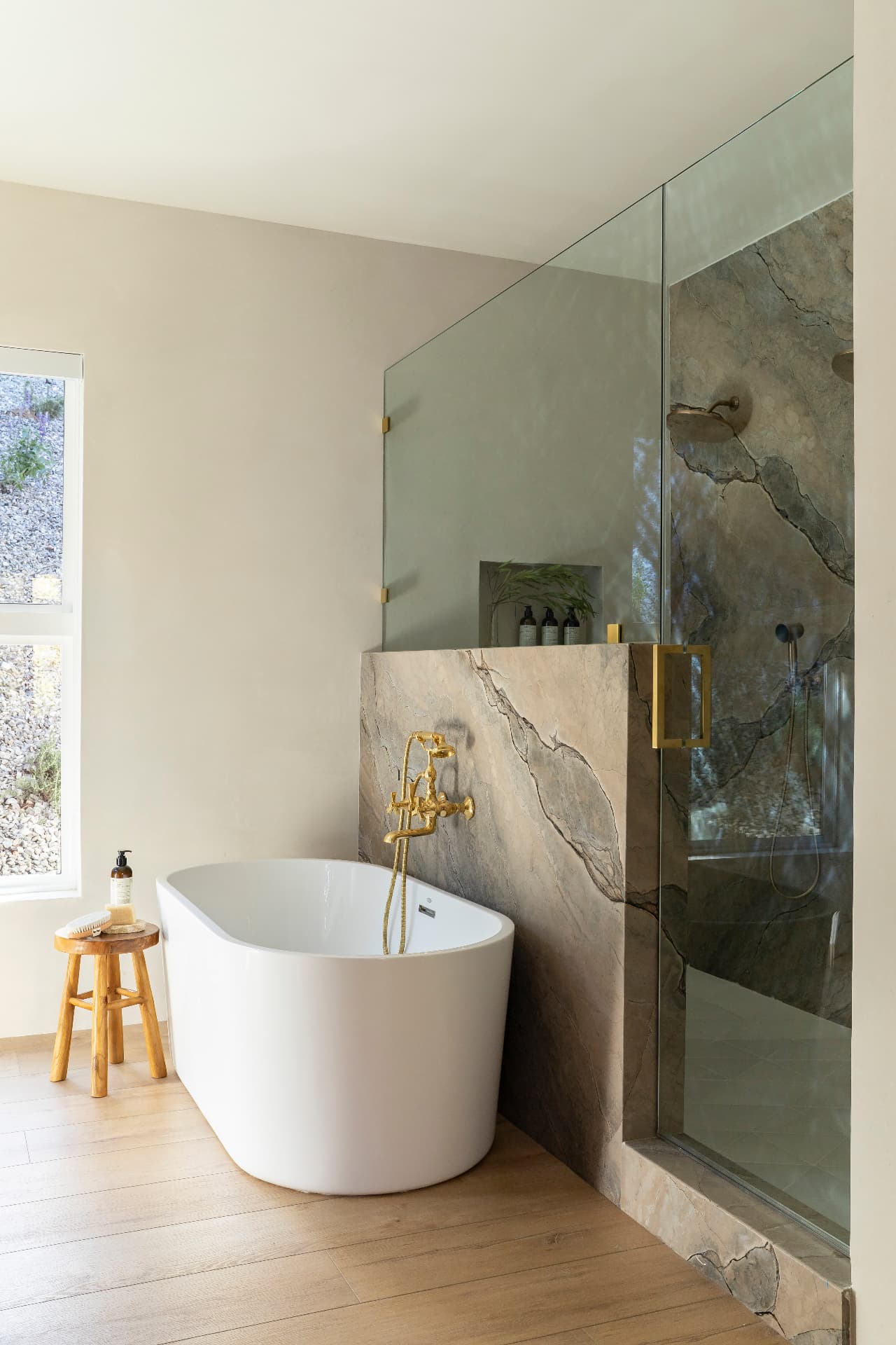 Soaking tub